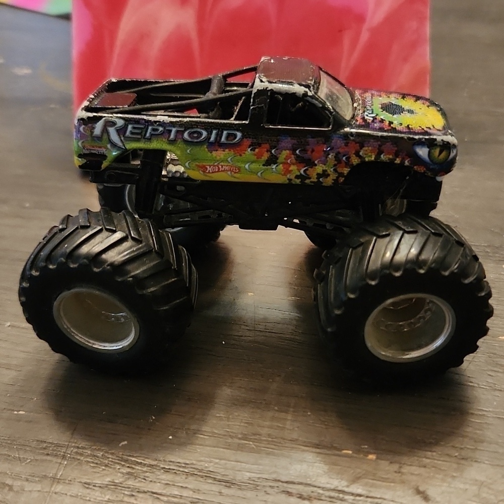 Hotwheels Reptoid 4x4 truck has paint chips flaws metal body